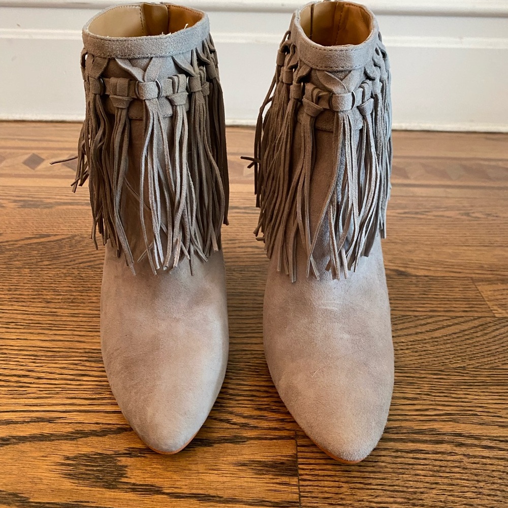 Nine West gray suede fringe booties, only worn once! Perfect condition! Size 8.5 - Picture 5 of 5